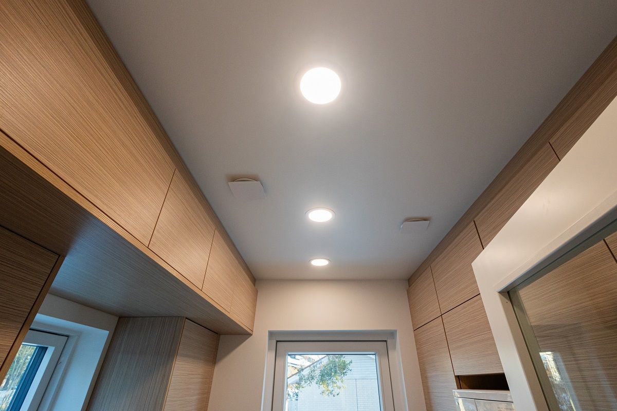 Gli apparecchi da incasso Plafond160 illuminano uniformemente il soffitto del ripostiglio.